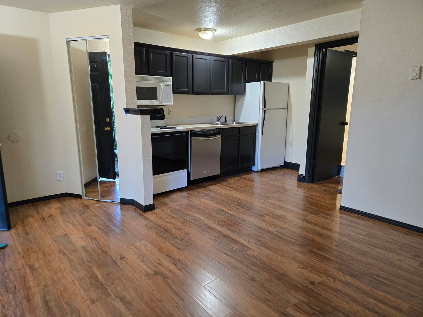 PORTLAND Apartment: 911 SW BROADWAY DR.