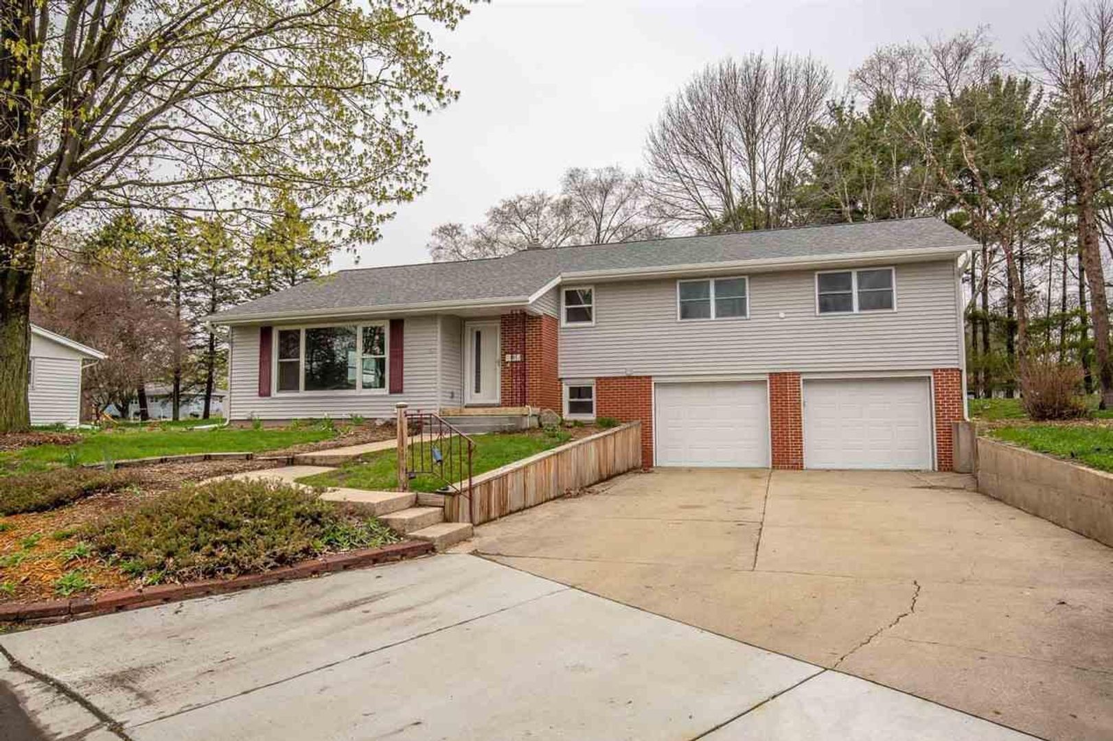 Sun Prairie House: 364 East Mac Arthur Street