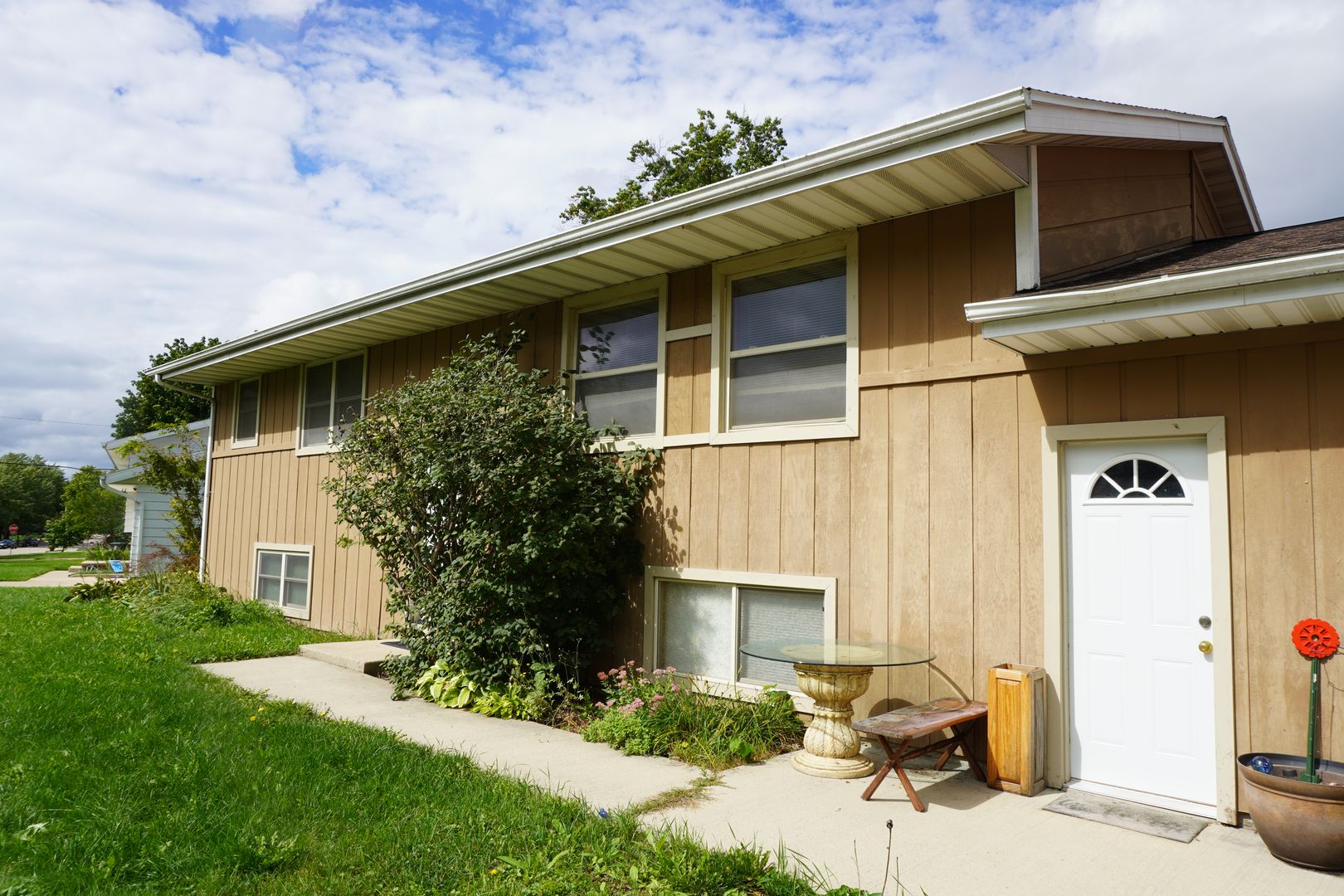 Sun Prairie Apartment: 1124-28 Buena Vista Dr.