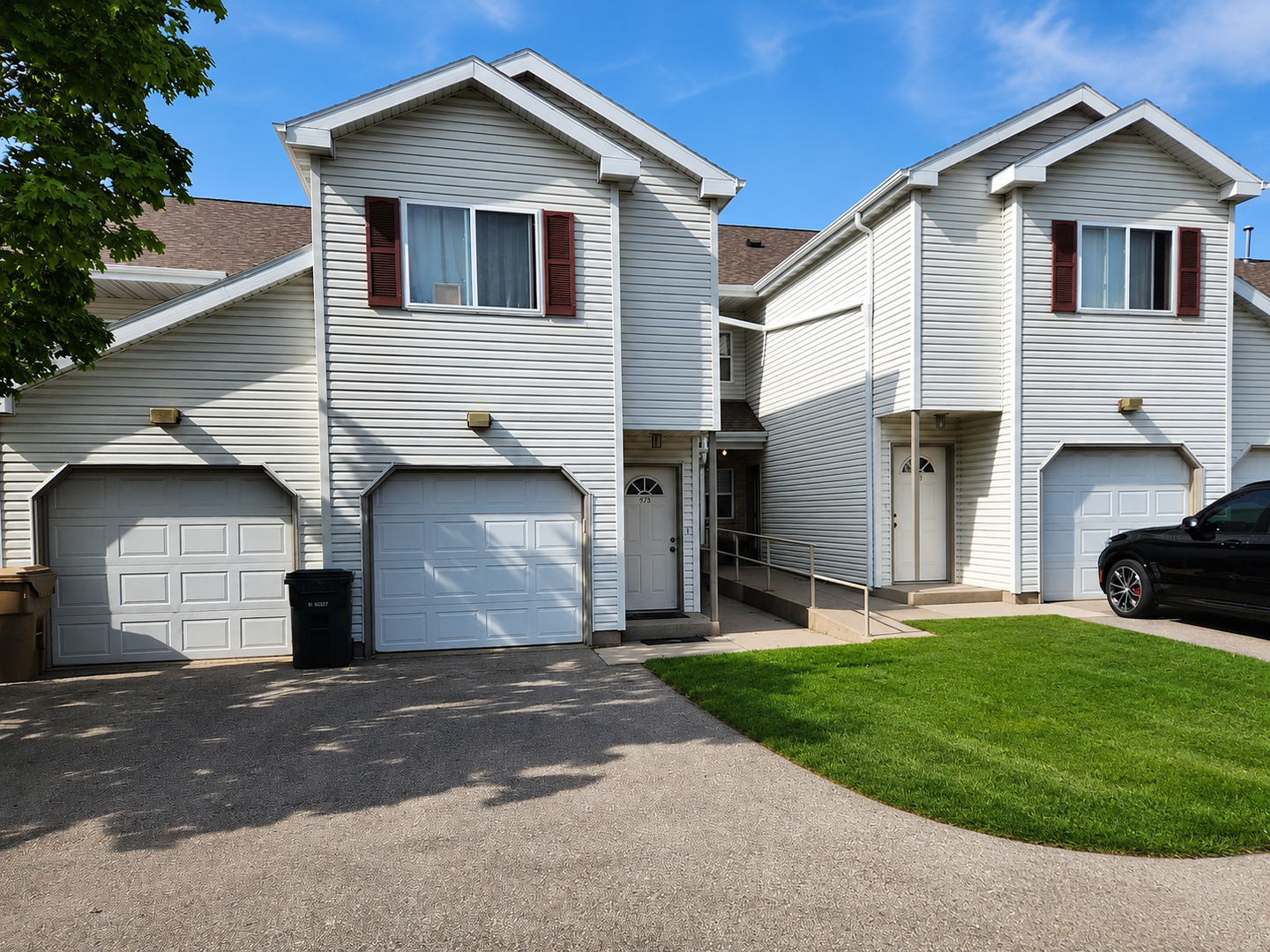 Madison Apartment: 949-953, 957-971, 975, 979 Rockefeller Lane