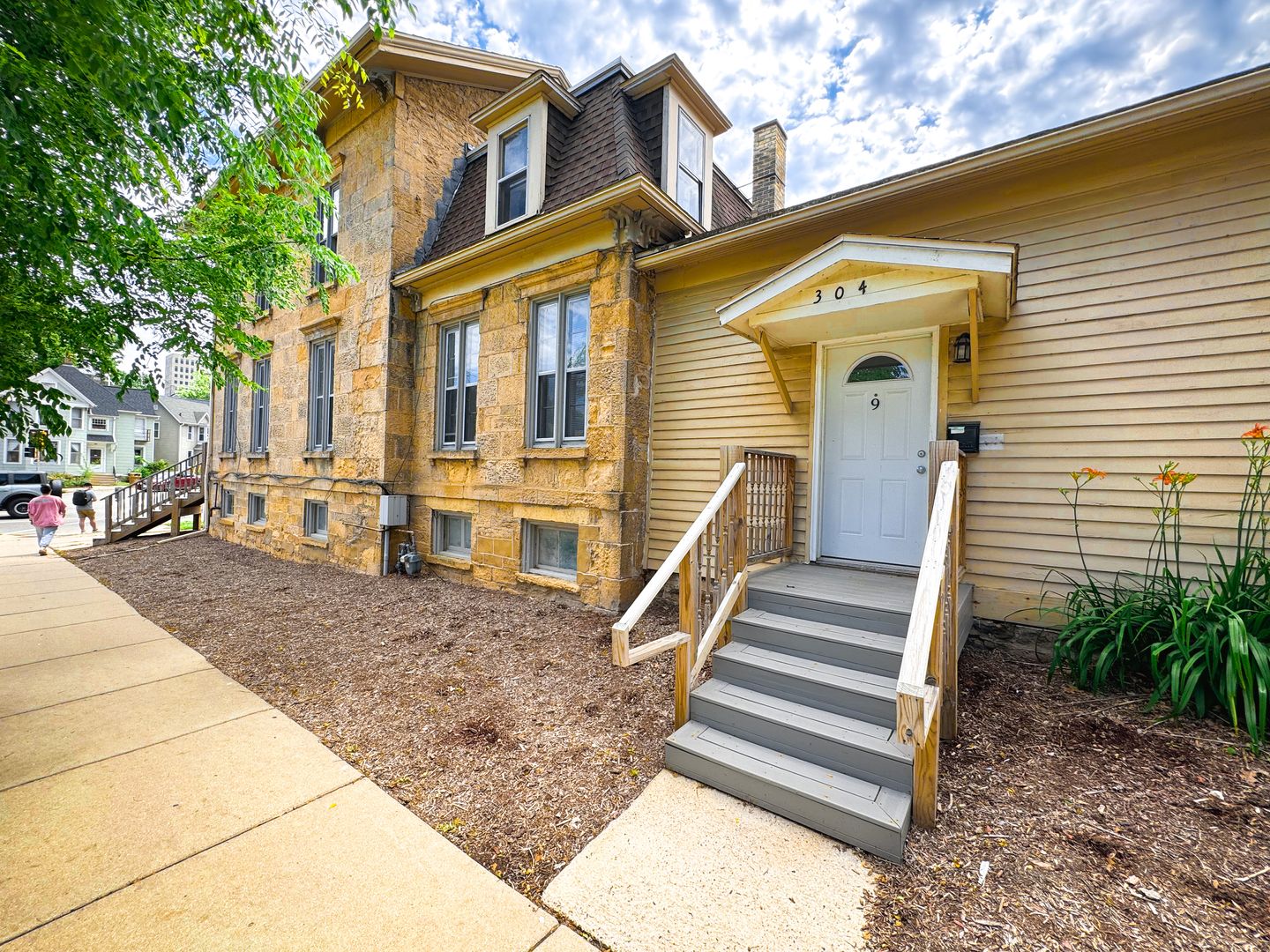 Madison Apartment: 152 East Johnson St