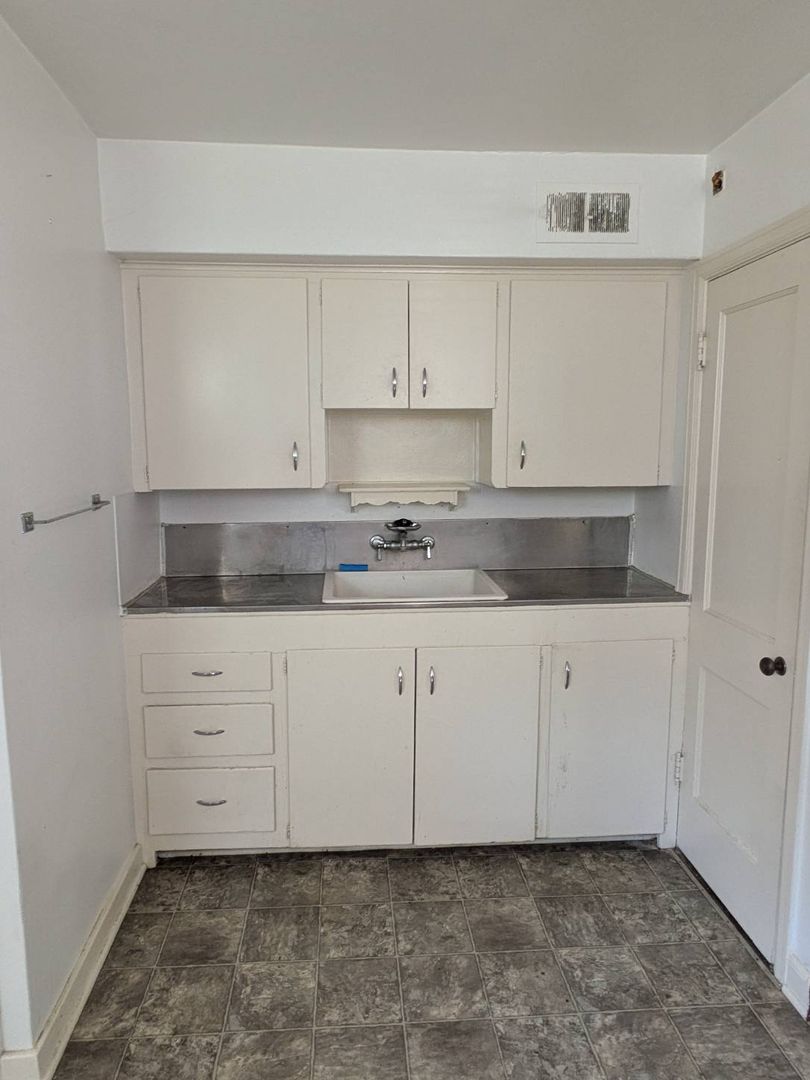 Madison Apartment: 1901 Winnebago St.