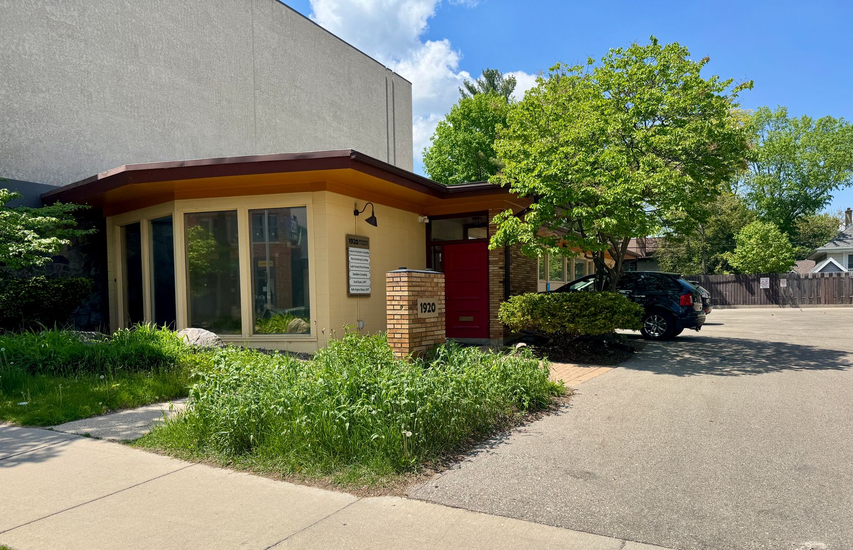 Madison Apartment: 1920 Monroe St