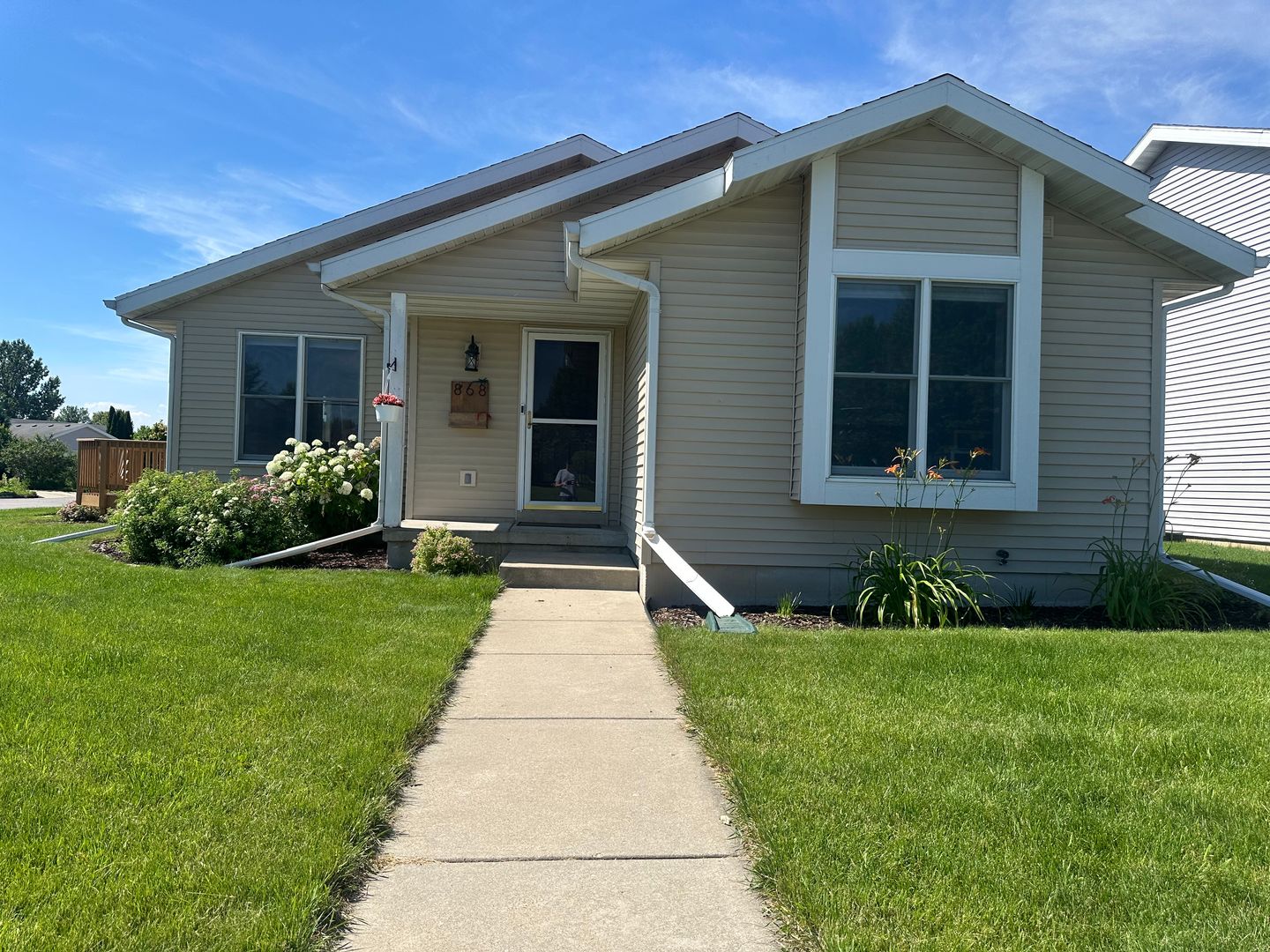 Verona House: 868 N Edge Trail