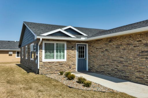3 Bedroom, Single-story Townhomes for rent in Des Moines, IA – photo 1