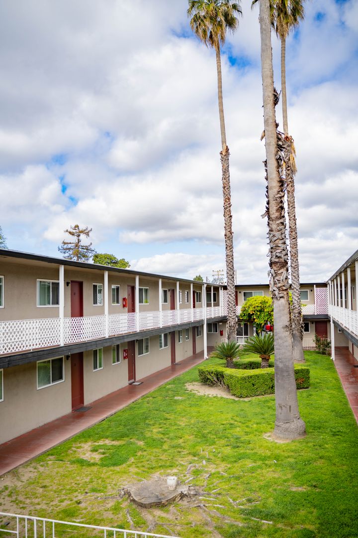 SAN LEANDRO Apartment: FAIRMONT MANOR APTS.