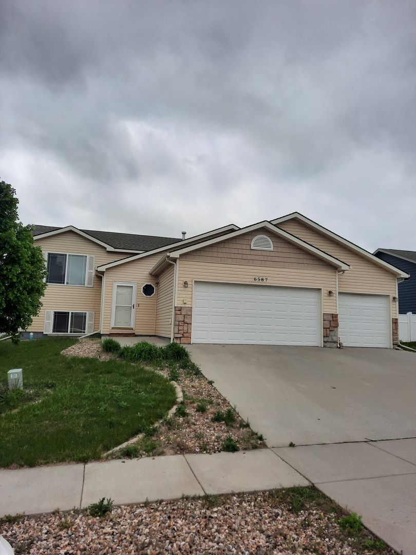 Summerset House: 6587 Cambridge Pl