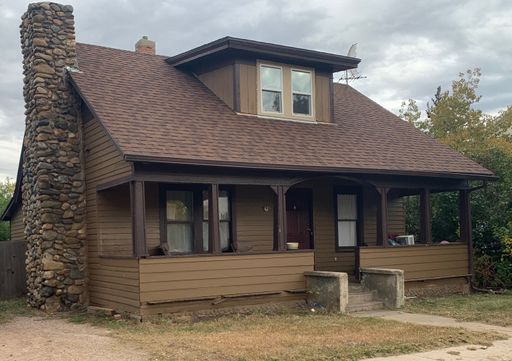 1 BED | 1 BATH | + OFFICE | UPPER-LEVEL APARTMENT | NORTH