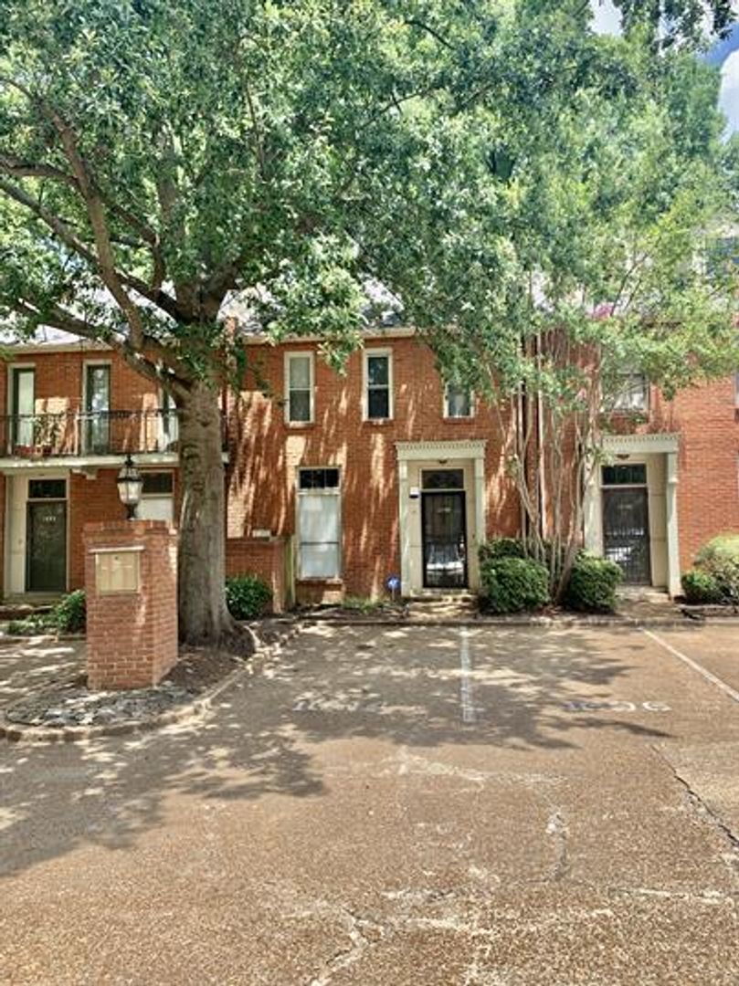 Memphis House: 1694 Belvedere Court -1,