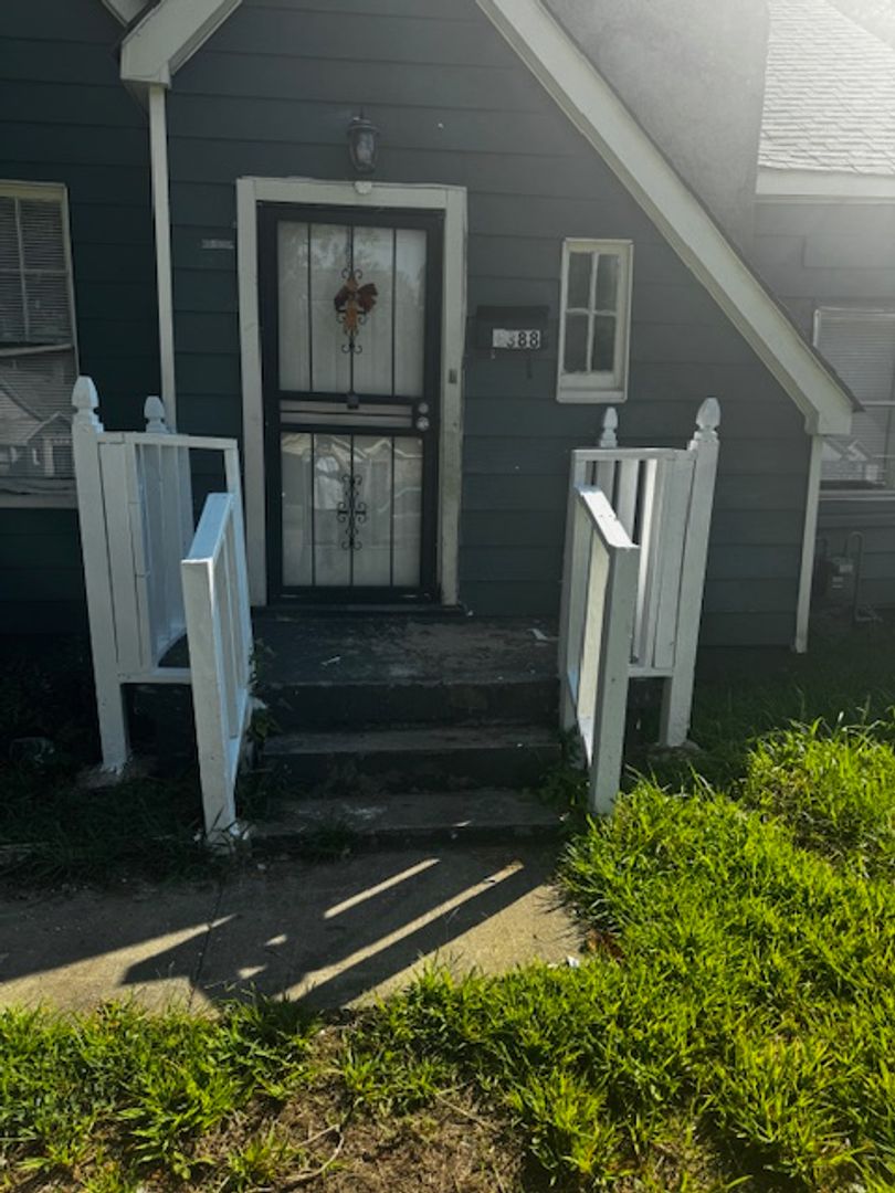 Memphis House: 2388 Arlington Avenue