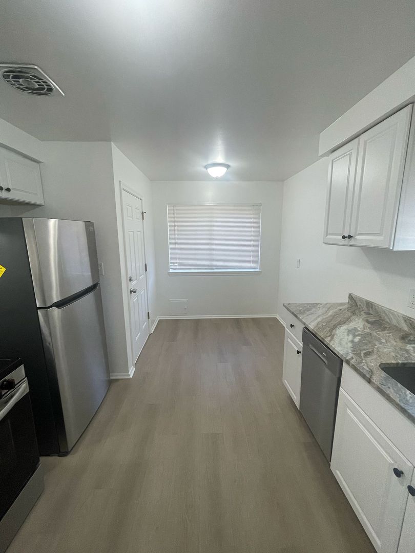 BIRMINGHAM Apartment: 2101 E MAPLE RD.