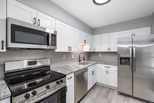 1 BED ROOM, SPACIOUS 816SF UNIT, NEWLY REMODELED - FARMINGTON HILLS – photo 1