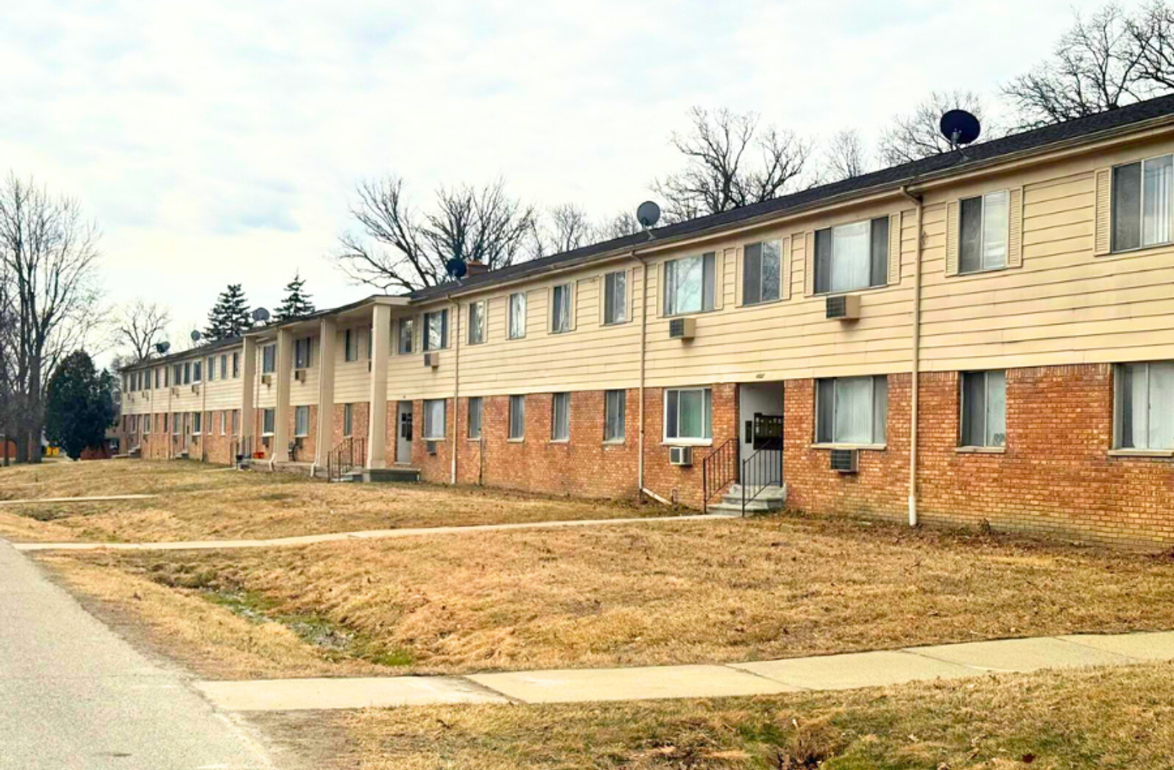 UTICA Apartment: 45631 HARRY ST.