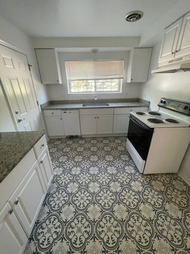 BIRMINGHAM Apartment: 2101 E MAPLE RD.