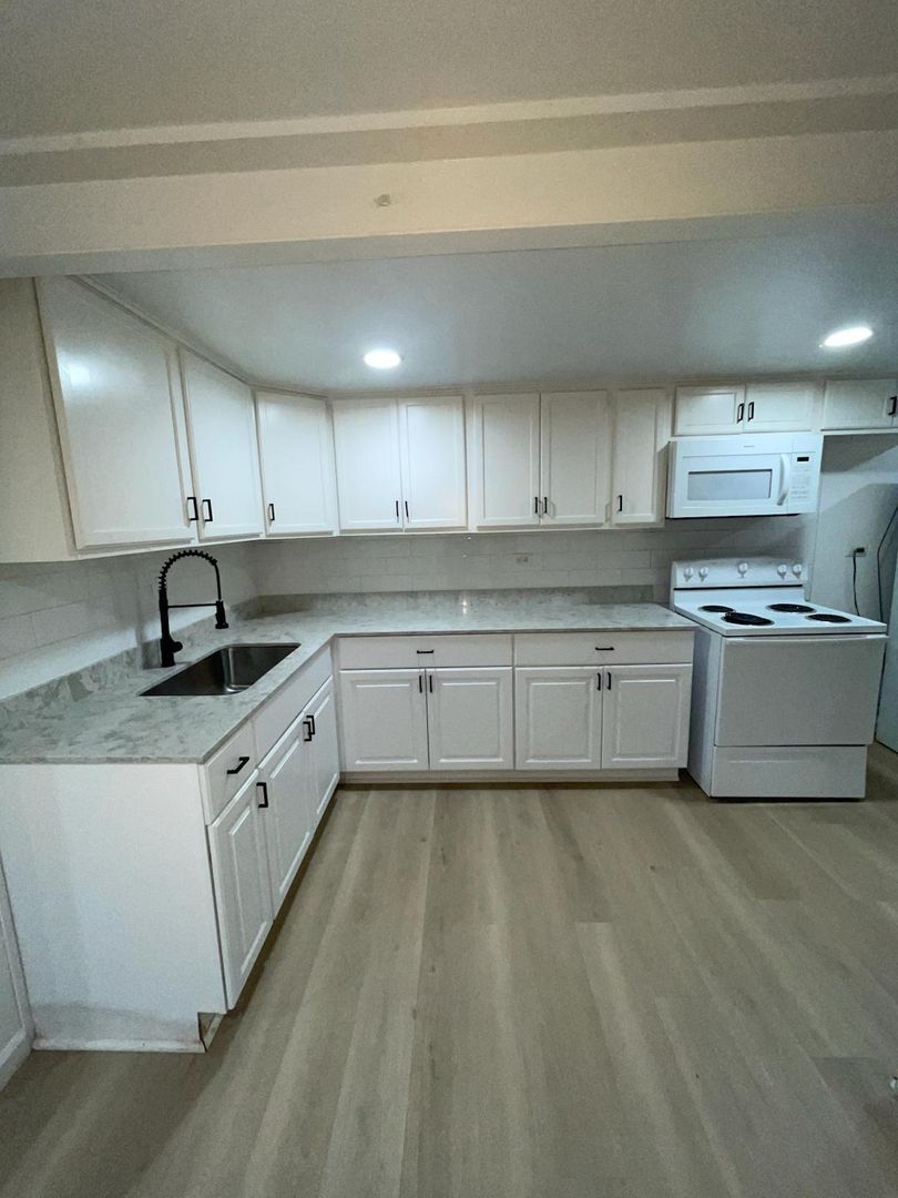 BIRMINGHAM Apartment: 2101 E MAPLE RD.