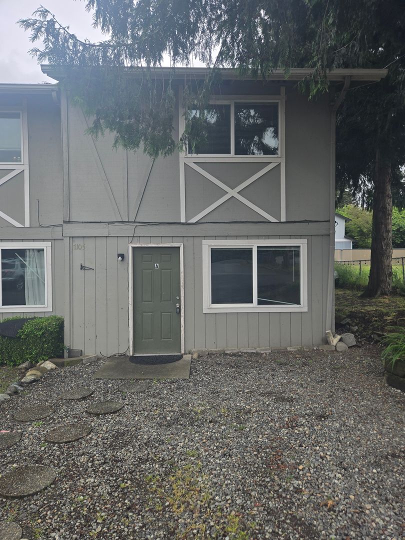 Sumner Apartment: 7105 142nd Ave E