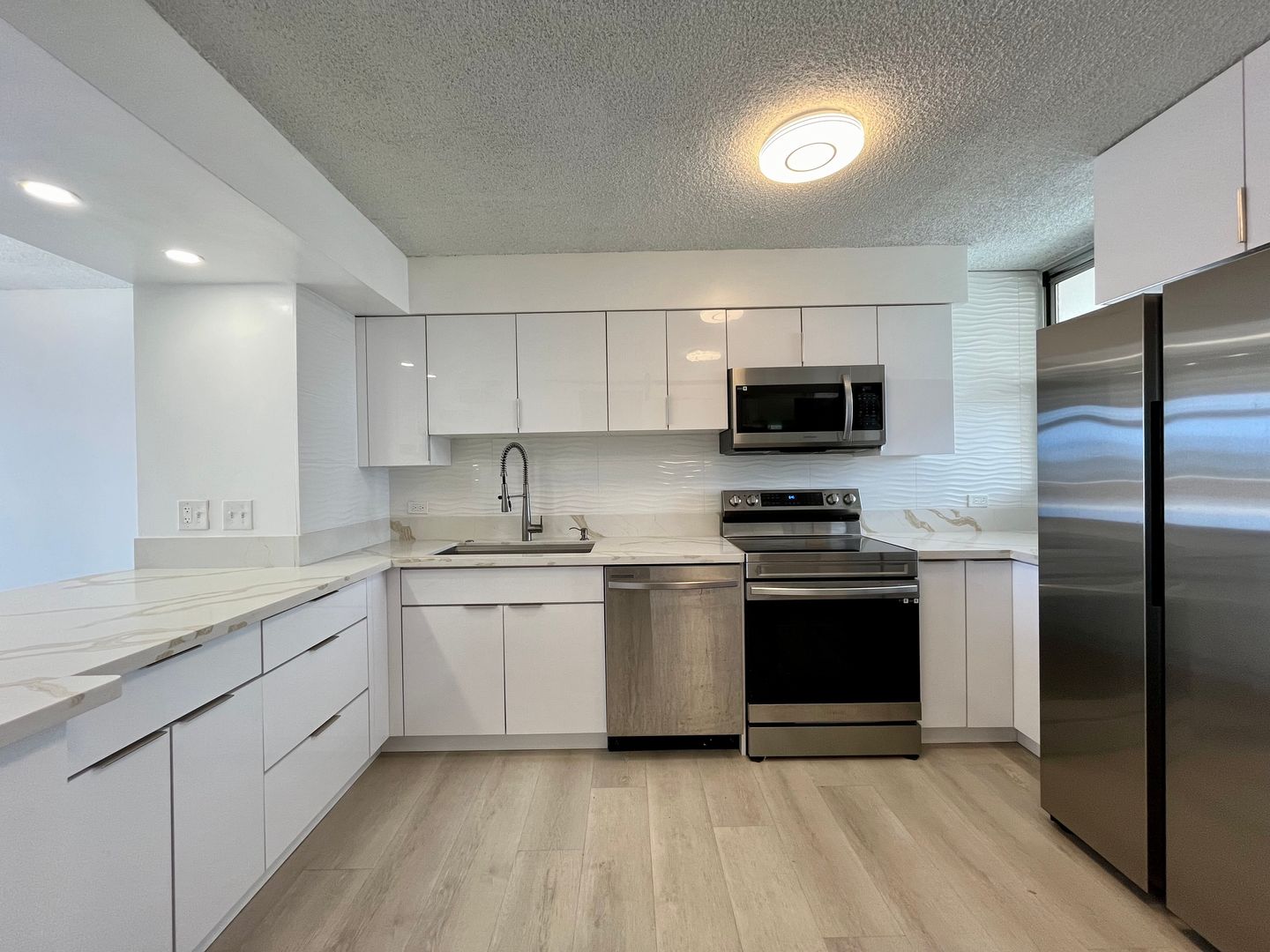 Honolulu Condo: 500 University Ave #1126