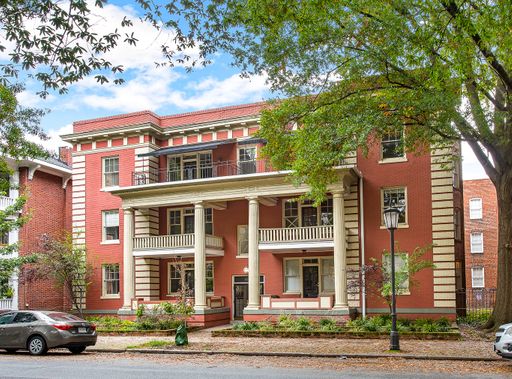Beautiful, first floor Monument Avenue Condo! – photo 1