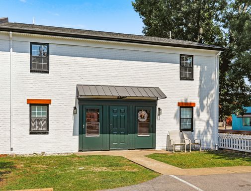 Newly Renovated 1BR 1BA Townhome in Downtown Ashland | Walk to Shops, Dining & Amtrak - Available NOW!
