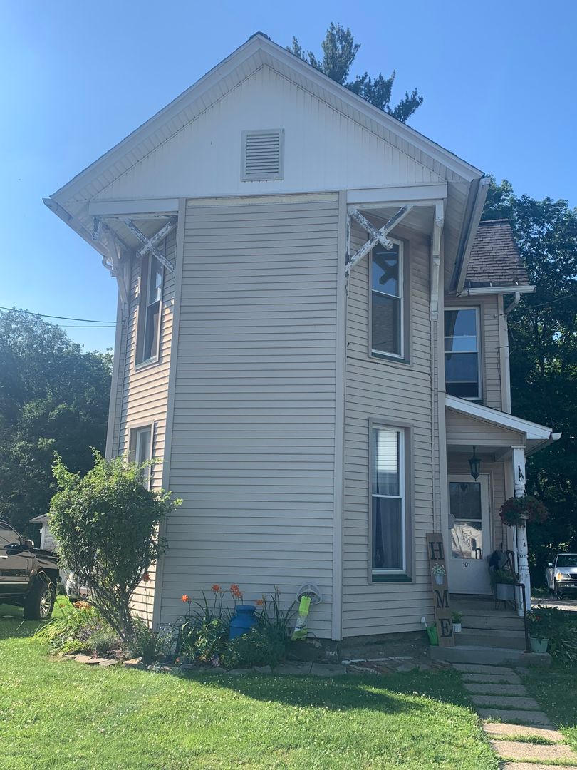 Greenville Apartment: 122 Shenango St