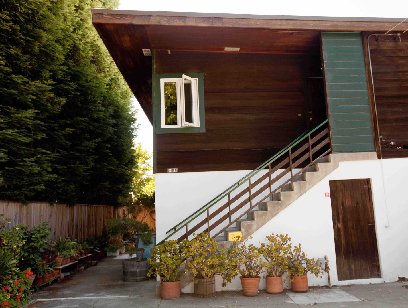 Berkeley Apartment: 2416 A California Street