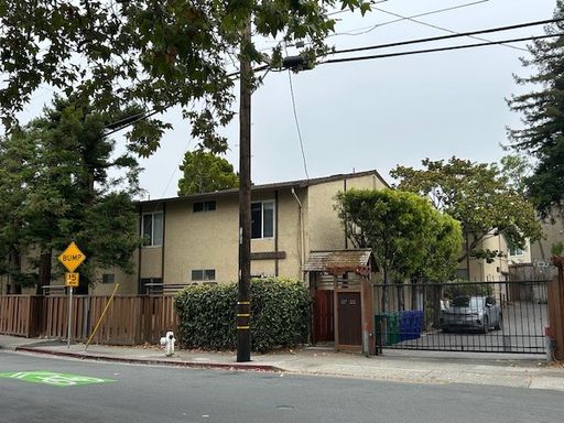 Available NOW -Spacious One Bedroom, large living room area – photo 1