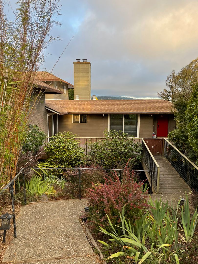 El Cerrito Apartment: 8311A Buckingham Drive