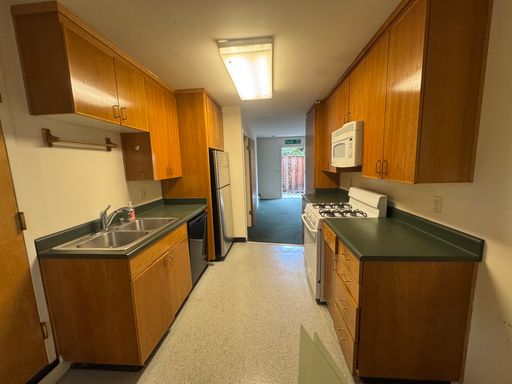 Cottage style 4 bedroom apartment 3 1/2 blocks from campus – photo 1