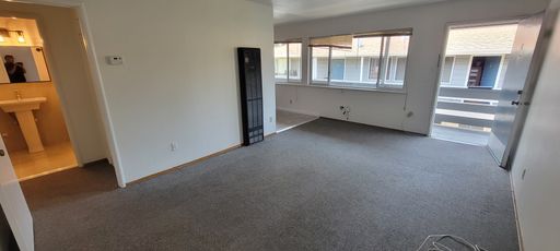 Clean, quiet 2 bed 1 bath, freshly painted with new appliances – photo 1
