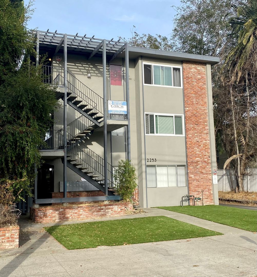Alameda Apartment: 2253 Central Avenue Apt C