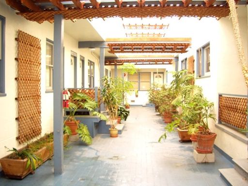 One Bedroom apartment is an easy walk or bike ride to the Cal Campus and Downtown Berkeley. – photo 1