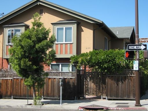WHAT’S SPECIAL COMFORTABLE SHARED SPACE BRIGHT OPEN-CONCEPT LAYOUT DINING AREA SPACIOUS TOWNHOUSE LARGE KITCHEN ONE OFF-STREET PARKING SPACE – photo 1