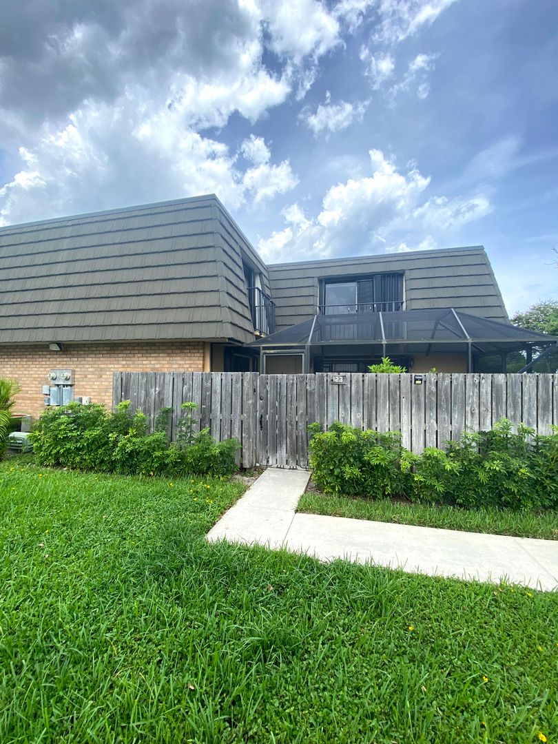 West Palm Beach House: 123 1st Way