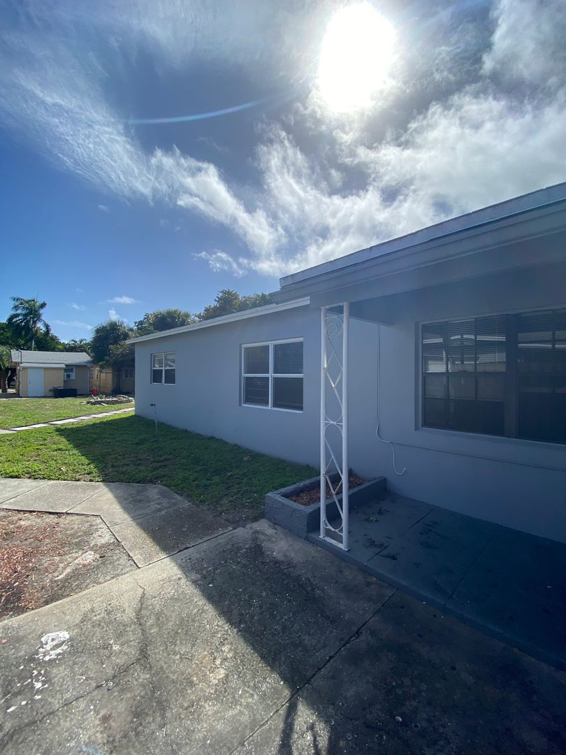 West Palm Beach Apartment: 3712 Henry Ave
