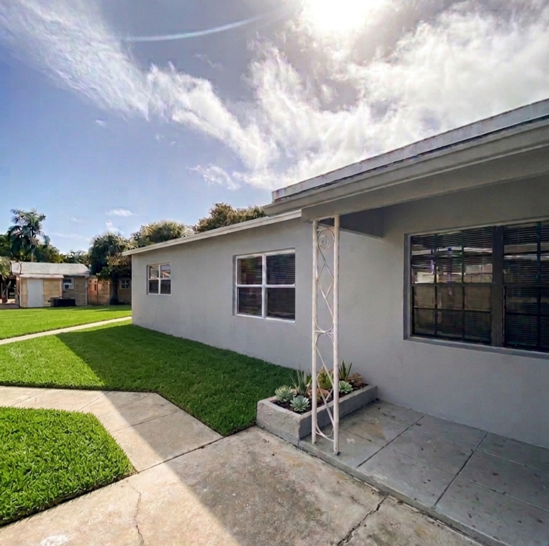 West Palm Beach Apartment: 3712 Henry Ave