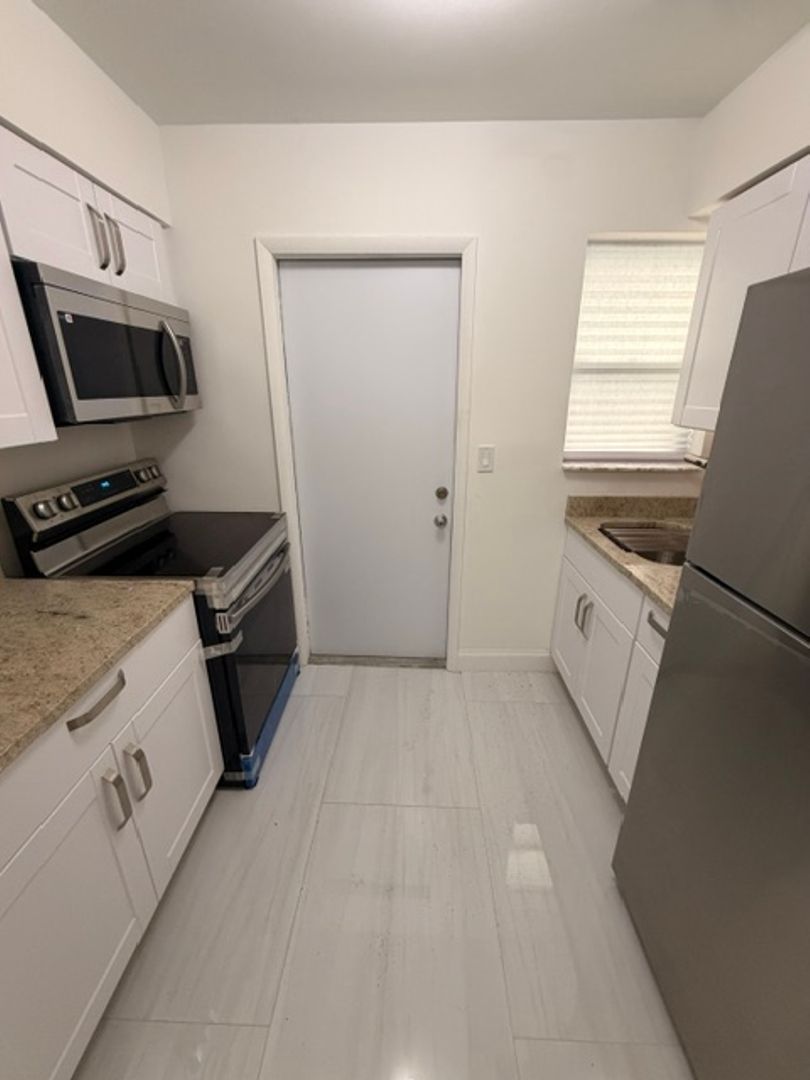 Riviera Beach Apartment: 968 W 9th St