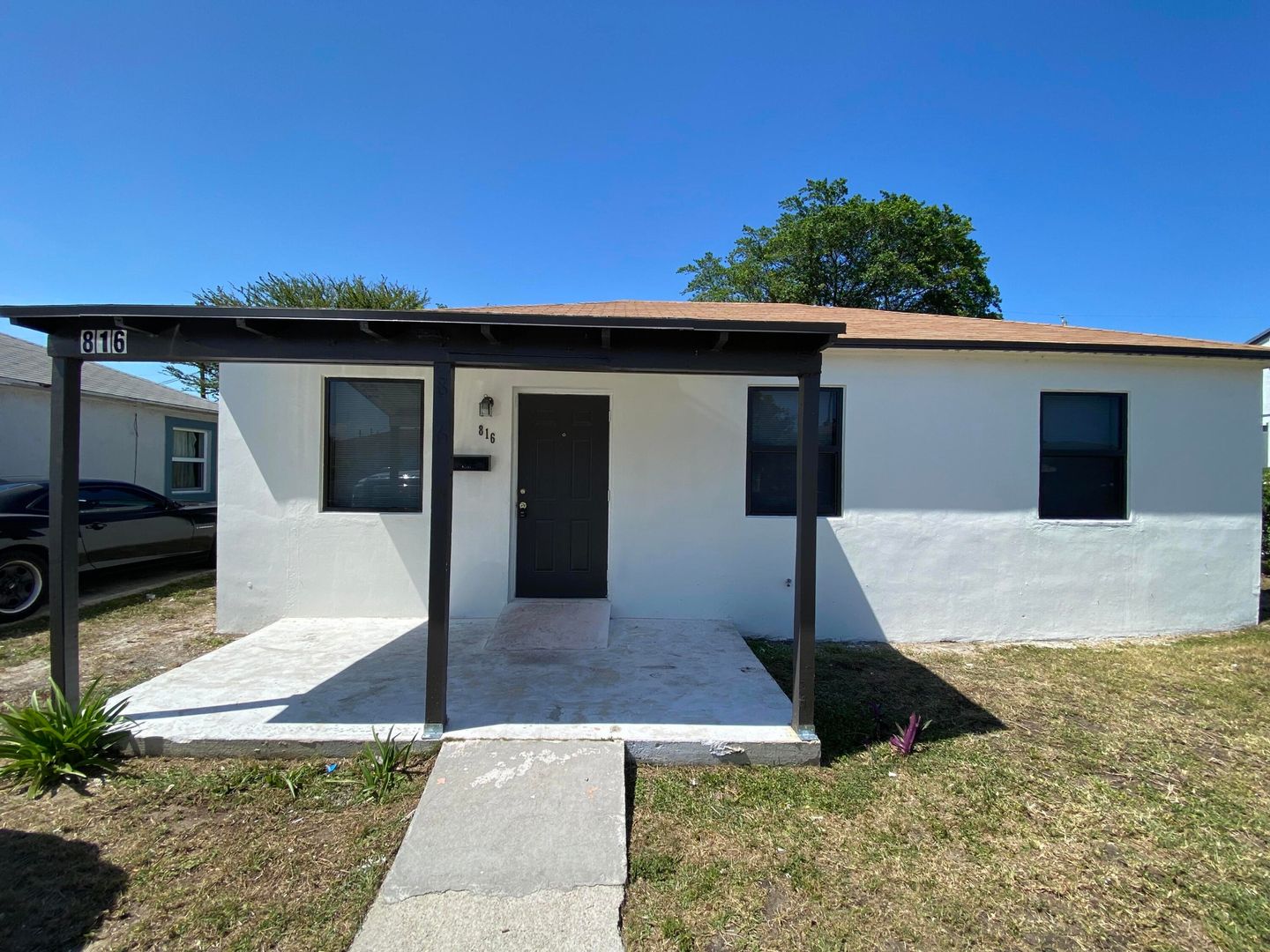 Riviera Beach House: 816 W 4th St