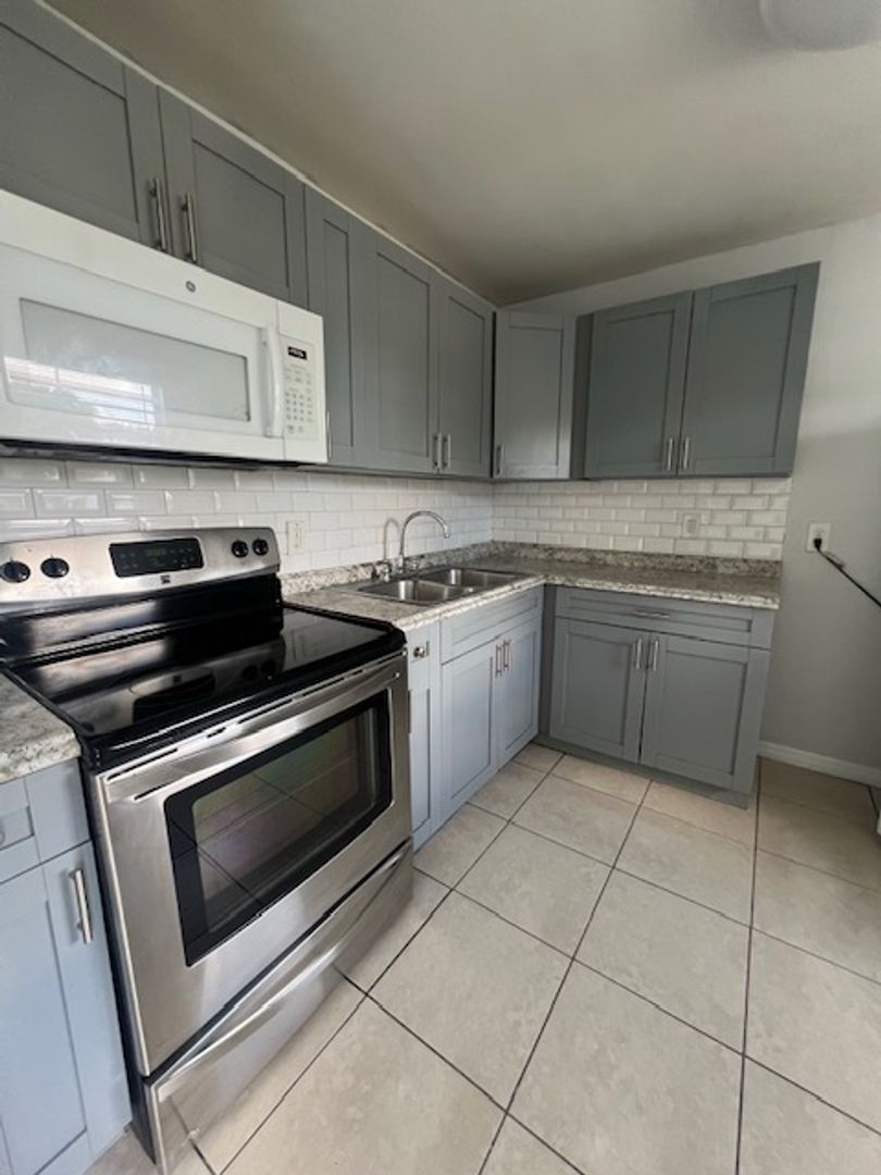 Fort Pierce Apartment: 3206 Louisiana Ave