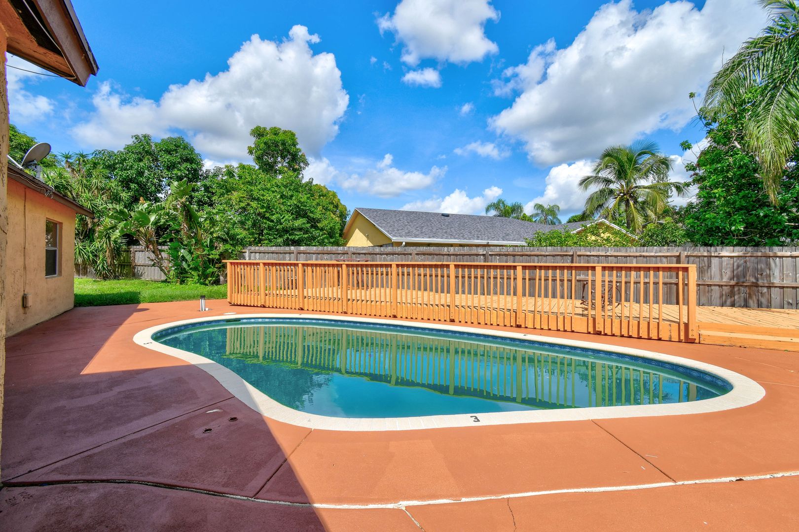 Greenacres House: 6126 Wauconda Way E