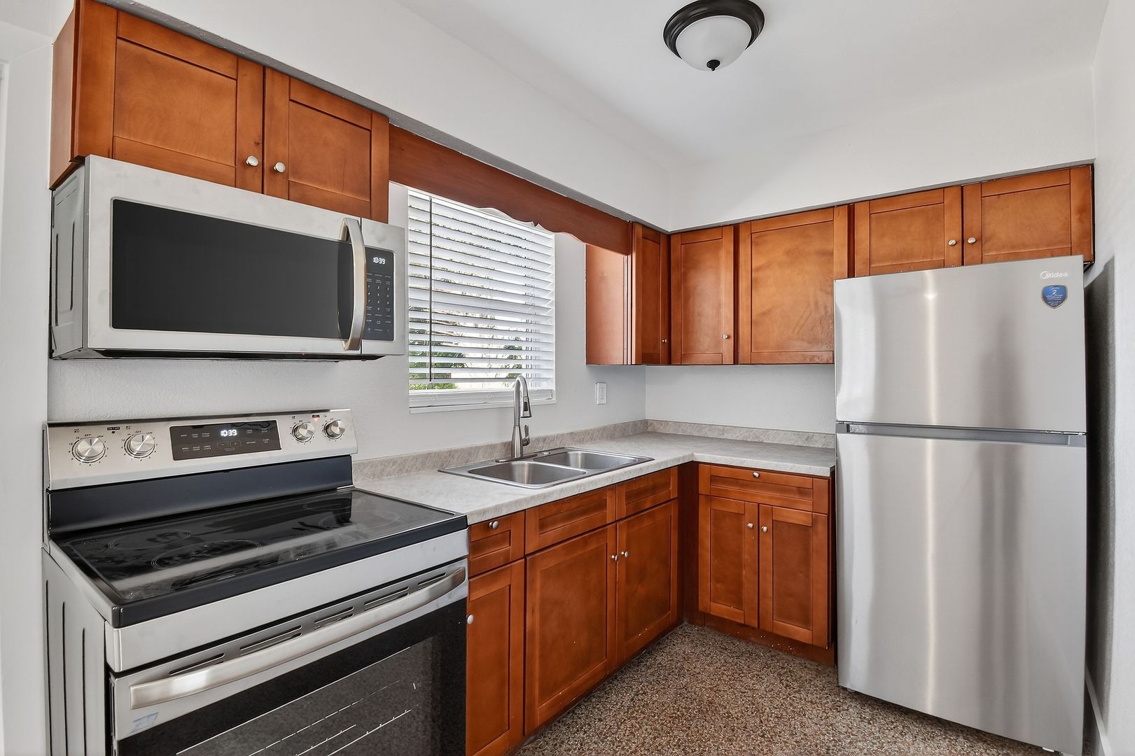 Riviera Beach Apartment: 58 W 27th St