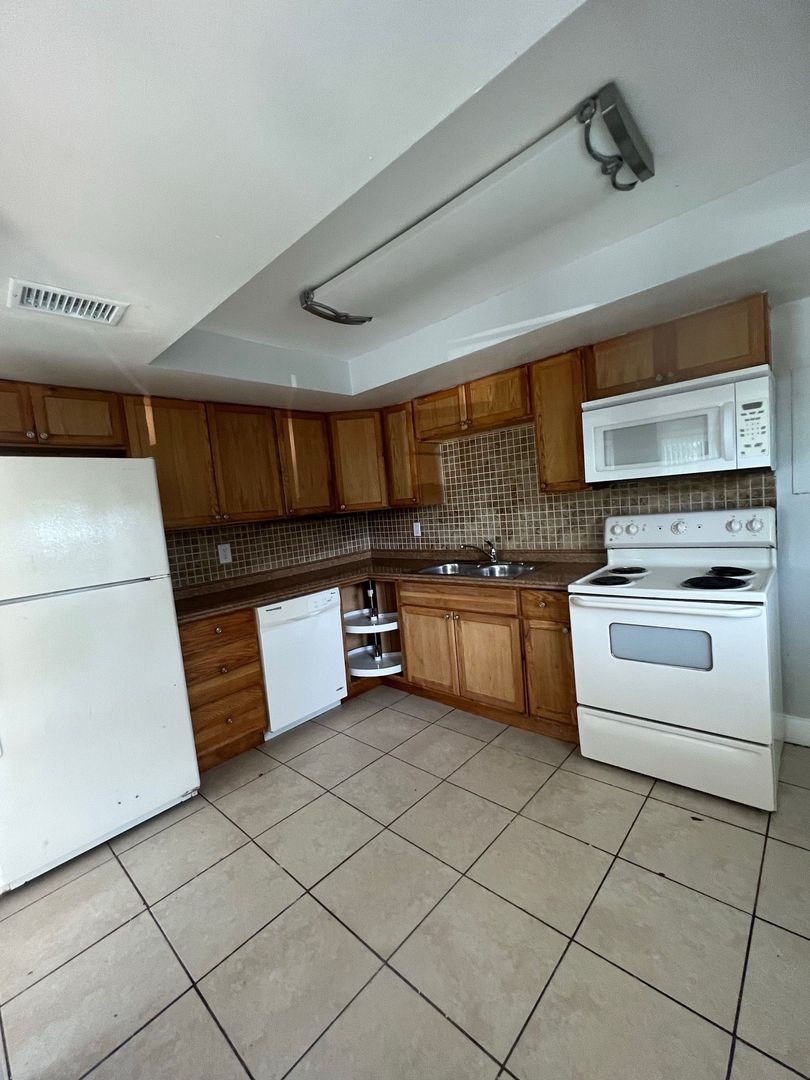 Fort Pierce Apartment: 3204 Louisiana Ave