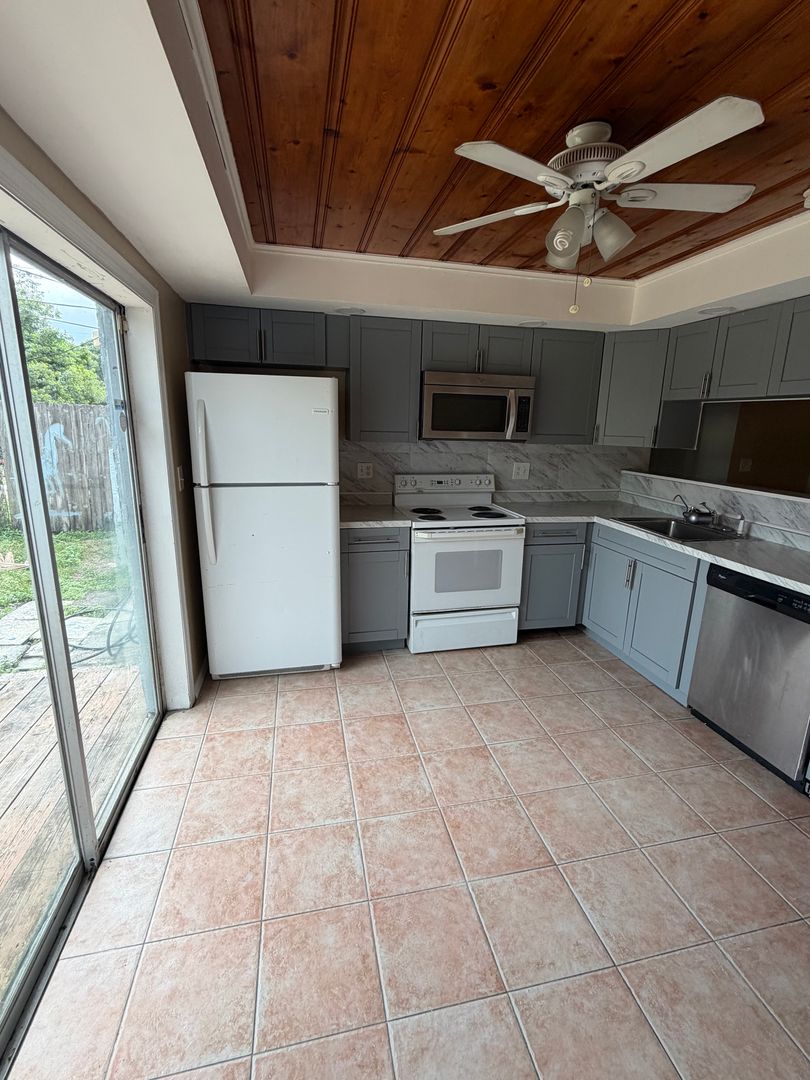 Hollywood House: 5601 Pierce St