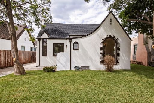 Updated 2 bed/2bath single family home in West Hollywood - HUGE PRIVATE BACKYARD – photo 1