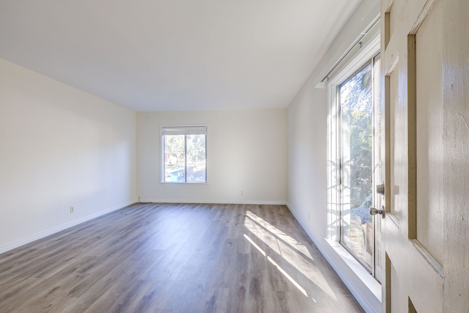Los Angeles Apartment: 5700 Corbett Street