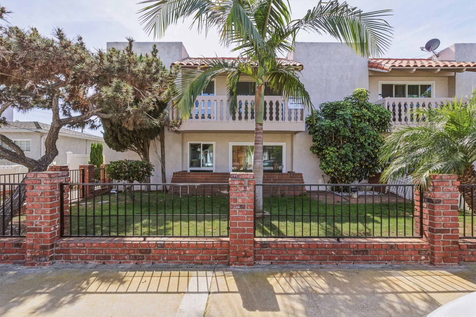 Redondo Beach Apartment: 2020 Graham Avenue