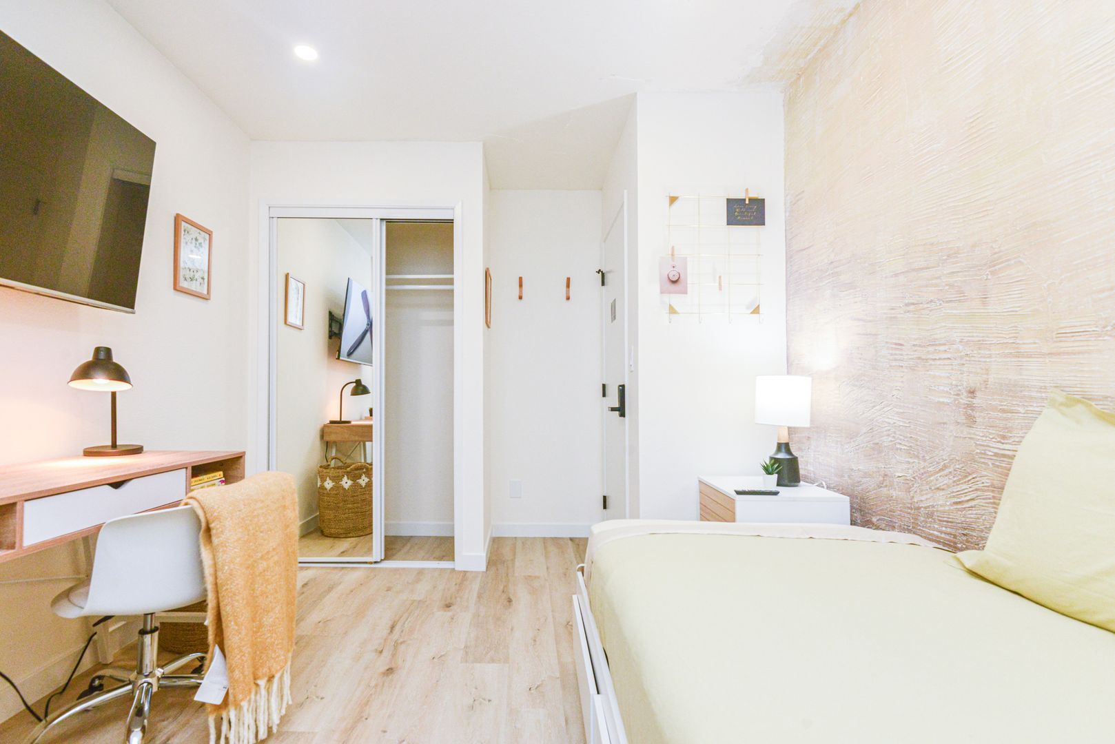 Huntington Beach Apartment: 16801 Moody Circle
