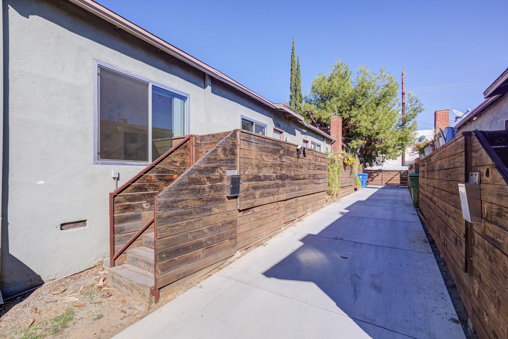 Los Angeles Apartment: 3216 E Bellevue