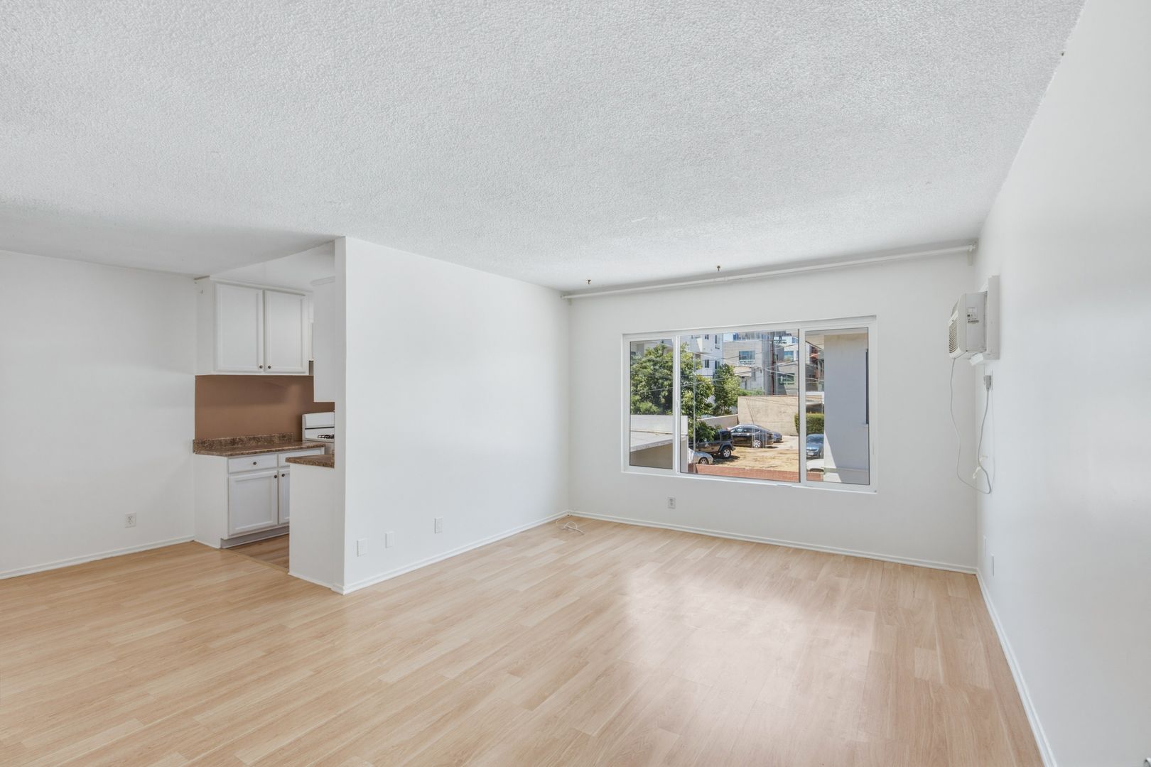 Los Angeles Apartment: 1127 Lillian Way