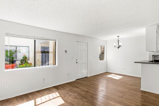 Bright and Beautiful 2 Bed / 2 Bath Apartment in Prime Glendale Location – photo 1