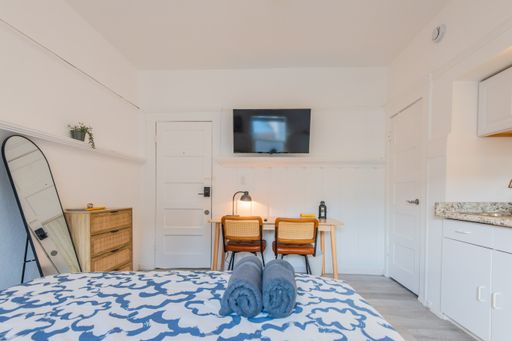 Fully Furnished Studio | Month-to-Month - Redondo Beach